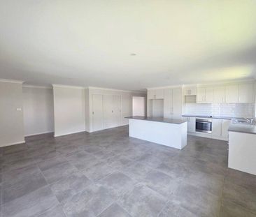 Modern Four Bedroom Family Home - Photo 3