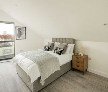 Cuckoo Hall Lane, London - Photo 2