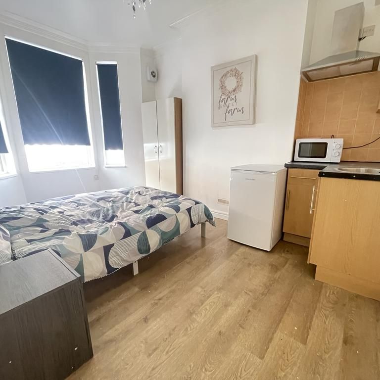 1 bedroom in a house share to rent - Photo 1