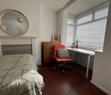 Spare Rooms // Bed & Bath // Available Now!!!, LN5 - Photo 2