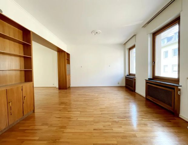 GROßZÜGIGE 2-ZIMMER WOHNUNG IN KREFELDER INNENSTADT ZU MIETEN! - Photo 1