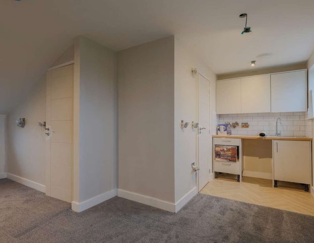 Oxclose Room 1 - Photo 1