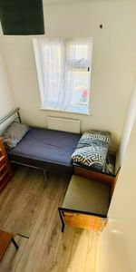 Room in a Shared House, Billet Road, E17 - Photo 3