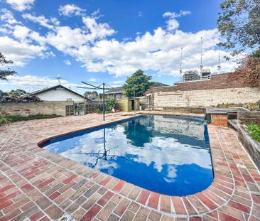 Charming family home with a sparkling inground pool! - Photo 3