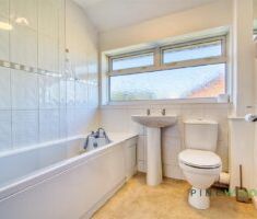 3 BEDROOM House - Detached - Photo 2