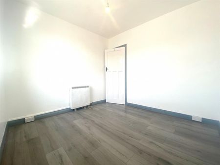 2 Bedroom Maisonette - Upper To Let - Photo 3