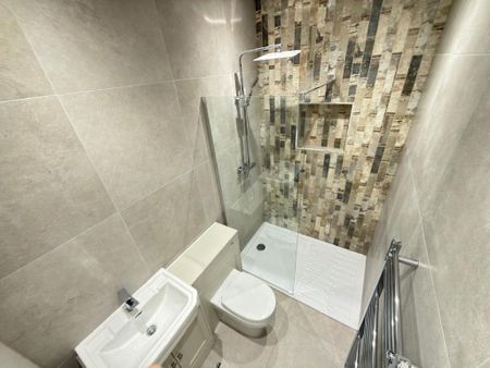 4 bedroom flat to rent - Photo 4