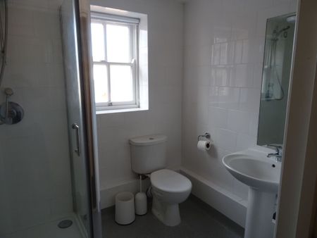 8 Bed Student Accommodation - Photo 3