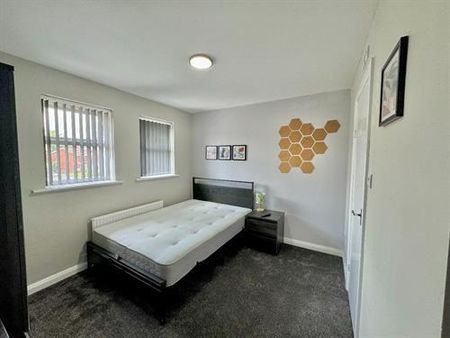 5 bedroom detached house to rent - Photo 4