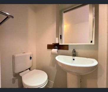 Studio apartment with excellent surrounding & furnished. Self-conta... - Photo 5