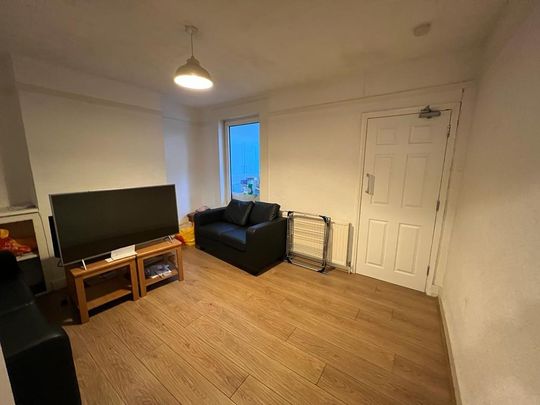 4 bedroom semi-detached house to rent - Photo 1