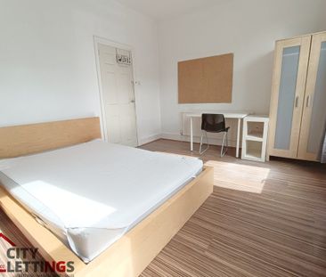 3 Bedroom Semi-Detached House - Photo 3