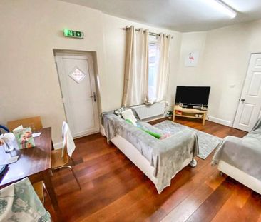 4 bedroom terraced house to rent - Photo 1