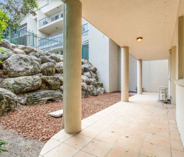 “Spacious 3 bed apartment - garden position MOVE IN NOW!!” - Photo 2