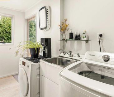 Modern 3-Bedroom Home with Double Garage & Parking - Photo 1