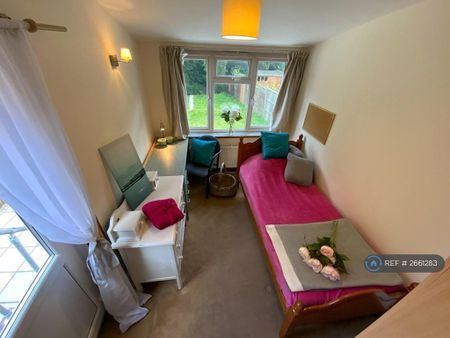 6 bedroom semi-detached house to rent - Photo 5