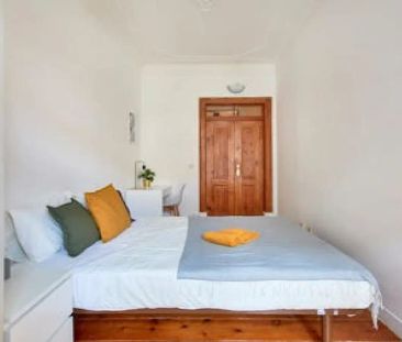 Room in a shared 9-bedroom apartment for rent in Lisbon - Photo 5