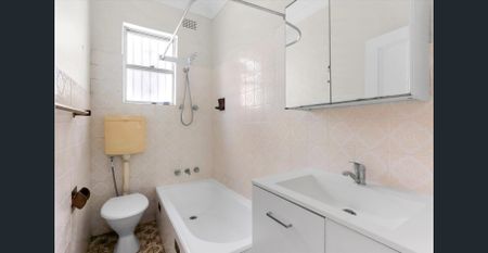 ***Sun-Filled & Super Spacious! *** - Photo 3