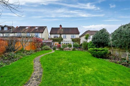 A substantial four bedroom family home centrally located in Maidenhead with off street parking for several cars - Photo 4