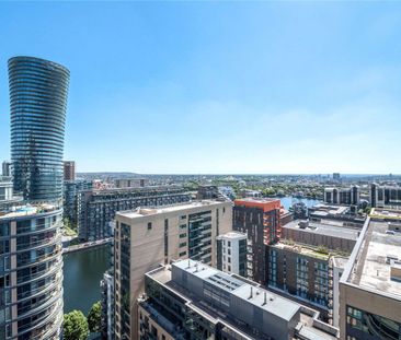 A bright two bed penthouse apartment with a large roof terrace with panoramic views across London. - Photo 1