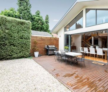 Stunning Family Home Renovated to Perfection! - Photo 3