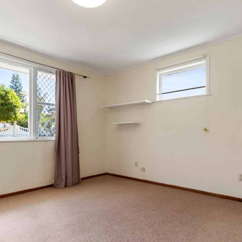 Three Bedroom Property with Sea View - Photo 1