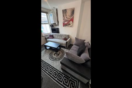 4 Bed Terraced House, Exeter Road, NG7 - Photo 2