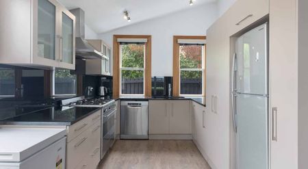 Large Family Home in St Albans! - Photo 4