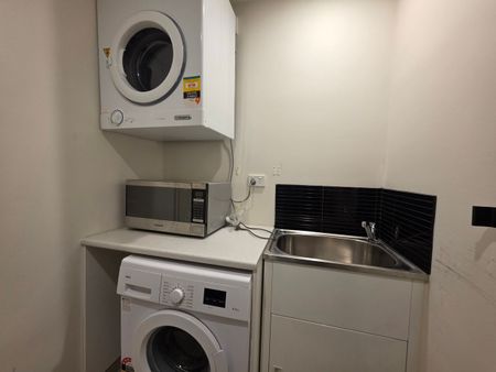 Furnished, large Ground floor apartment with 2 car spaces - Photo 2