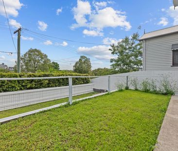 Spacious 5-Bedroom Queenslander with City Views in the Heart of Win... - Photo 2