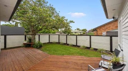 Tasteful Hamilton East Bungalow - Photo 2