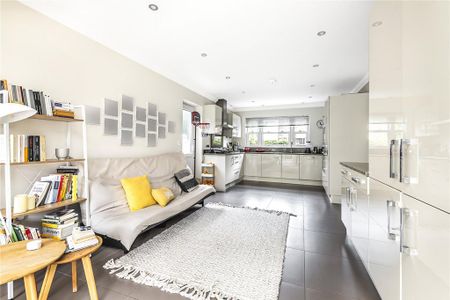 4 bedroom detached house to rent - Photo 2