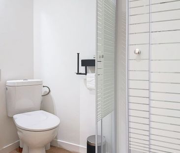 Gelijkvloerse gemeubelde studio met privé-kelder te huur! - Foto 5