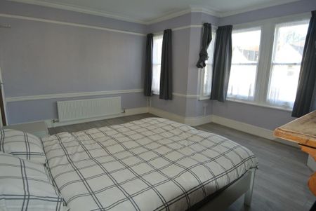 4 bedroom terraced house to rent - Photo 4