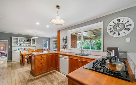 STUNNING FAMILY HOME BY WERRIBEE RIVER - Photo 4