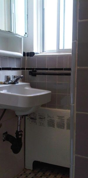 GHETTO MCGILL- 3 ½ RÉNOVÉ & MEUBLÉ – 1 CHAMBRE FERMÉE - Photo 1