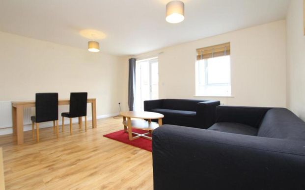 *** STUDENT HOUSE *** A large five bedroom student house available furnished with bills included from August. - Photo 1