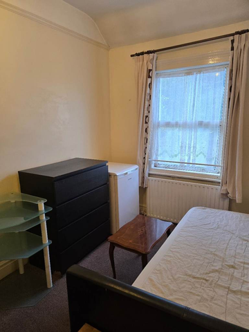 1 bedroom in a flat share to rent - Photo 2