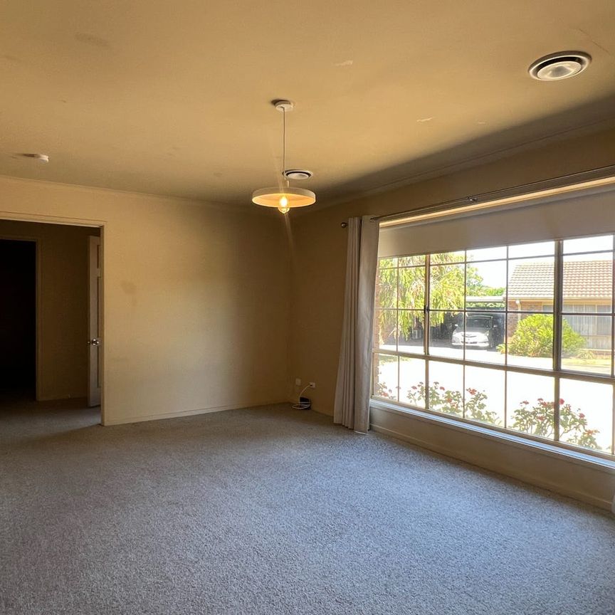 Two bedroom unit in beautifully landscaped surroundings. - Photo 1