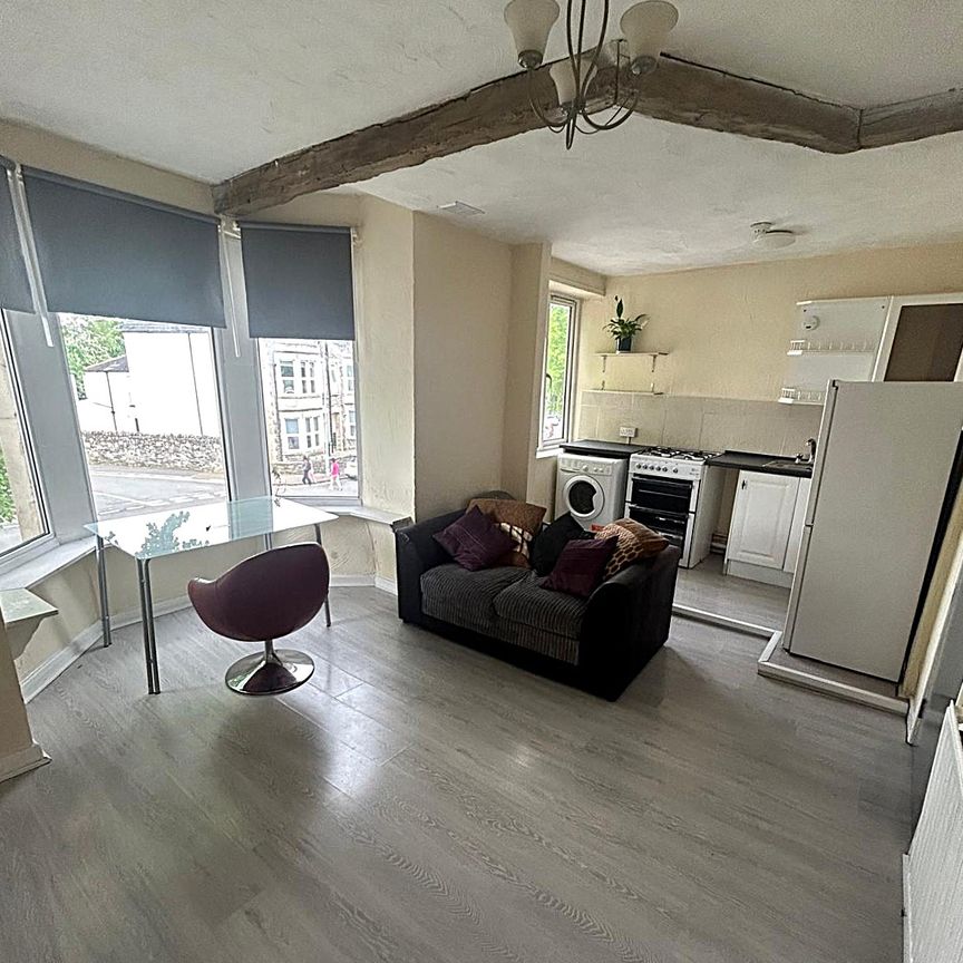 £750 PCM, Furnished One Bedroom First Floor Flat in Richmond Road, Roath, Cardiff, CF24 3BS - Photo 1