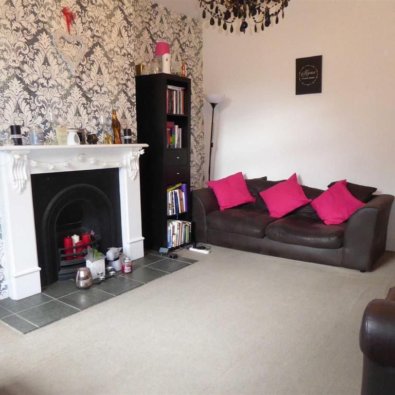 2 bedroom end of terrace house to rent - Photo 1