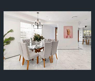 Luxurious Three-Level Villa in Main Beach - Fully Furnished - Photo 2