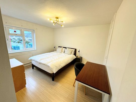 3 Bed Terraced House, Storks Road, SE16 - Photo 1