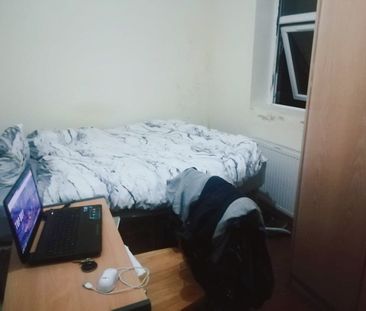 Room in a Shared House, Manchester, M12 - Photo 1