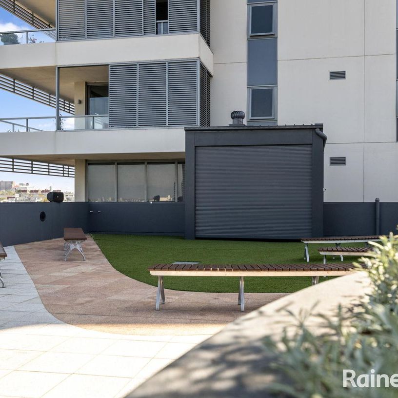 Immaculate Modern Inner City Apartment - Photo 1