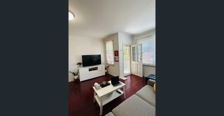 Beautiful 3-Bedroom Villa with Private Garden in Prime Eastlakes Location - Photo 2