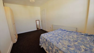 3 bedroom House in Park View Avenue, Leeds - Photo 1