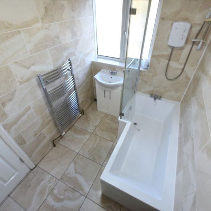 3 bedroom Flat in Lea Farm Drive, Leeds - Photo 1