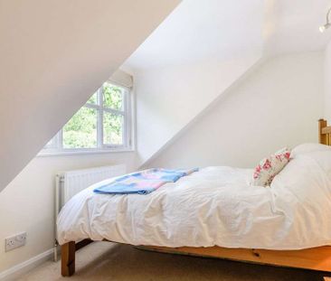 Attractive character cottage on a tree lined road - Photo 5