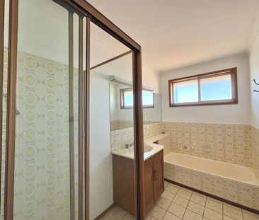 Charming Refreshed Family Residence in Old Highton - Photo 4